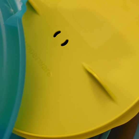 3 Plastic & silicone Kitchen Items - Picture 6 of 10